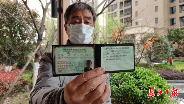 武汉首位70岁以上老人拿到了驾照，只用了3个月，科目二科目三满分
