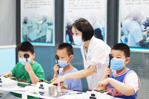 多学科专家组团守护武汉青少年视力健康