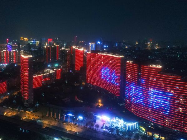 “终结结核病流行，自由健康呼吸”，汉口江滩周六点亮“中国红”