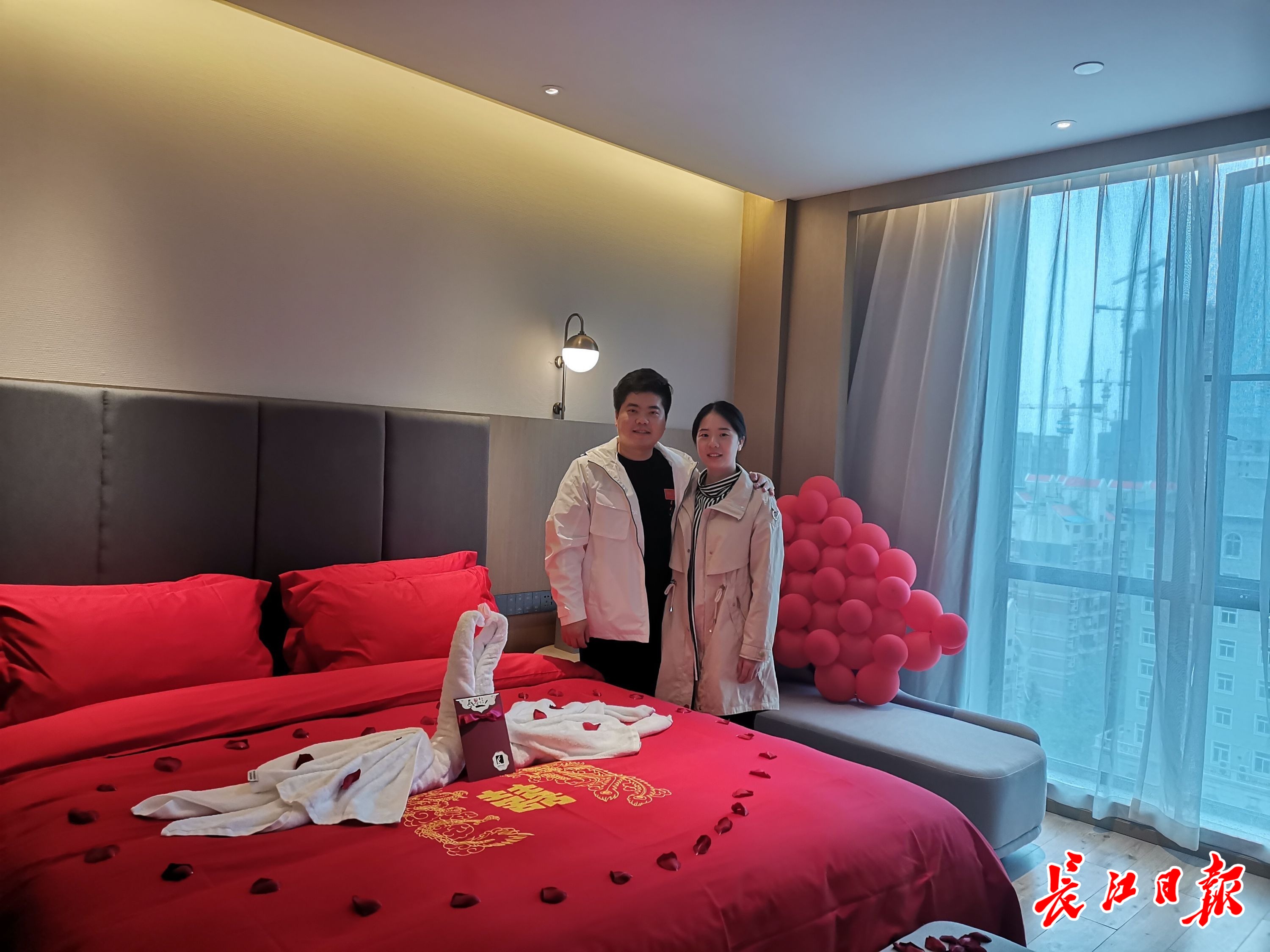 “战疫结缘”援汉医疗队情侣回汉拍婚纱，“我们要把最重要的纪念留在武汉”