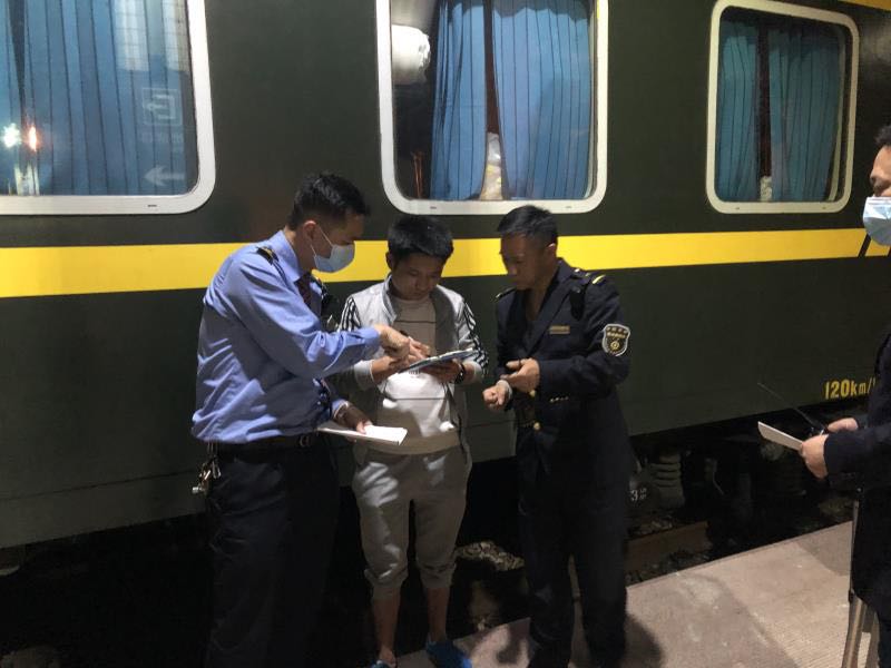 旅客晕倒火车反锁的厕所内，众人合力救援转危为安