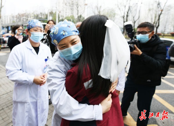 “走，回武汉拍婚纱照去！”，援鄂医疗队队员回到支援医院留下最珍贵的纪念