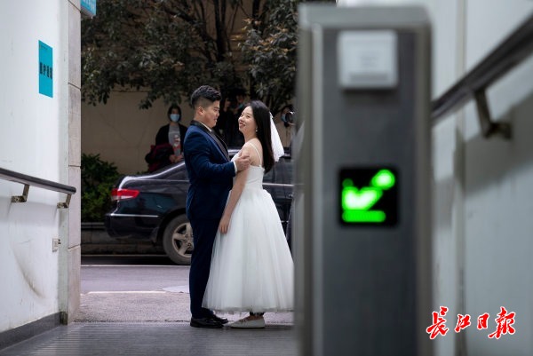 “走，回武汉拍婚纱照去！”，援鄂医疗队队员回到支援医院留下最珍贵的纪念