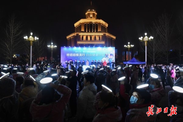 11地战疫医护人员汇聚江城，两江灯光点亮致敬英雄
