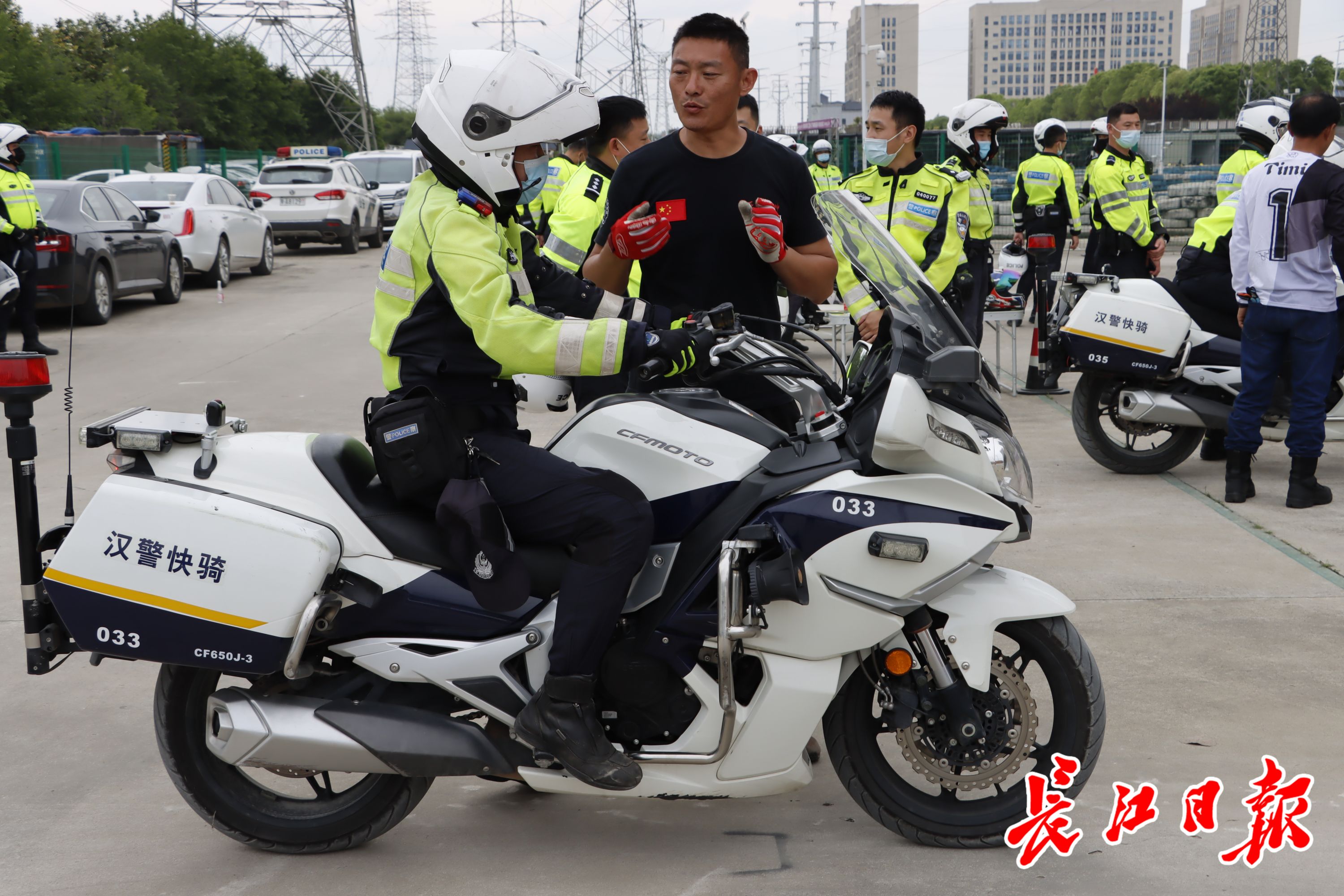 汉警快骑小教员培训班开课教授摩托车驾驶技能