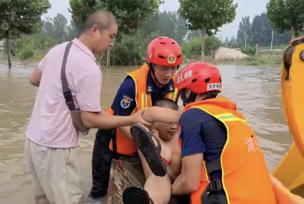 在河南武汉消防员驾挖掘机救助受伤男bob官方下载链接子(图1)