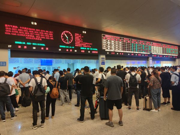 郑州暴雨,武汉站多趟列车停运折返晚点,售票厅内乘客有序退票