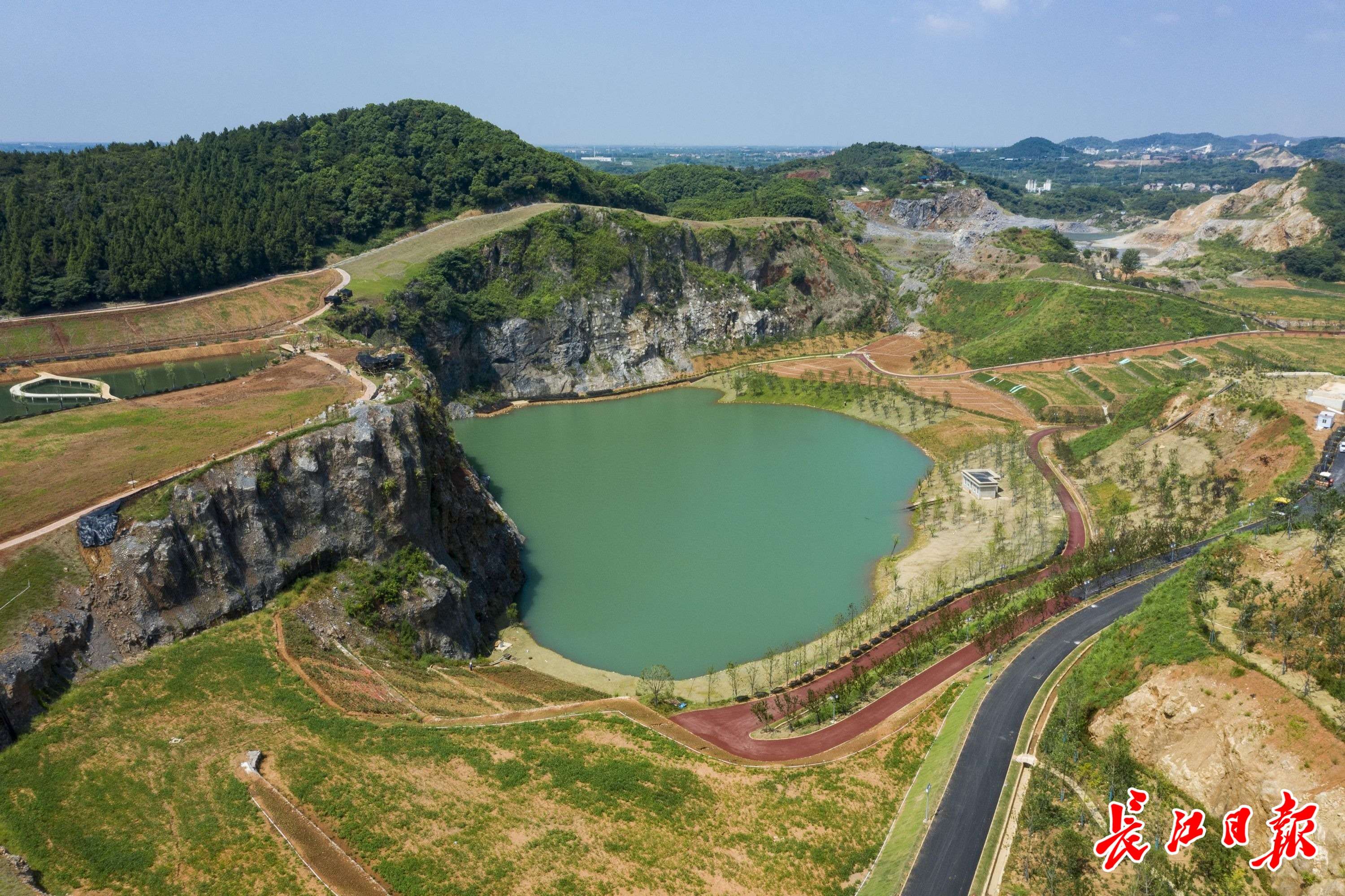 石头上种花种树种庄稼武汉首个复垦矿山变身生态景区