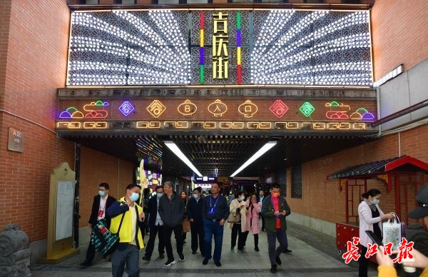 网媒总编夜访汉口历史风貌区：体会到武汉人蓬勃的生命力