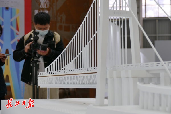 双年展设计师眼中的武汉：是N座大桥“摞”起来的