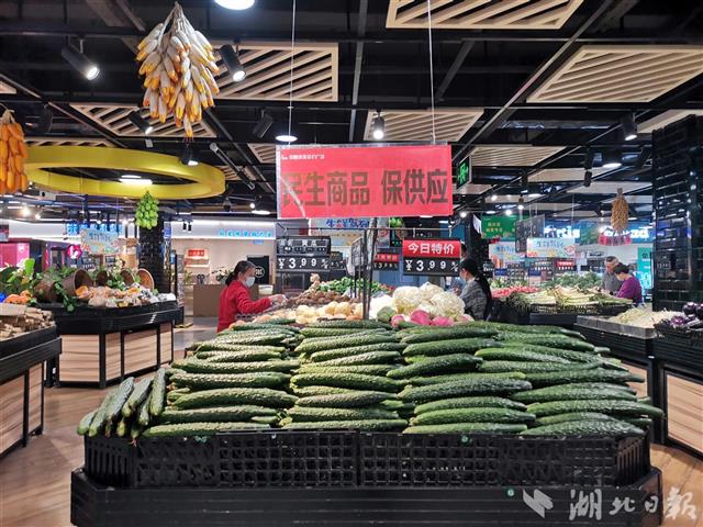 武汉各大商超蔬菜供应充足，专家预计11月中下旬蔬菜价格会有所回落