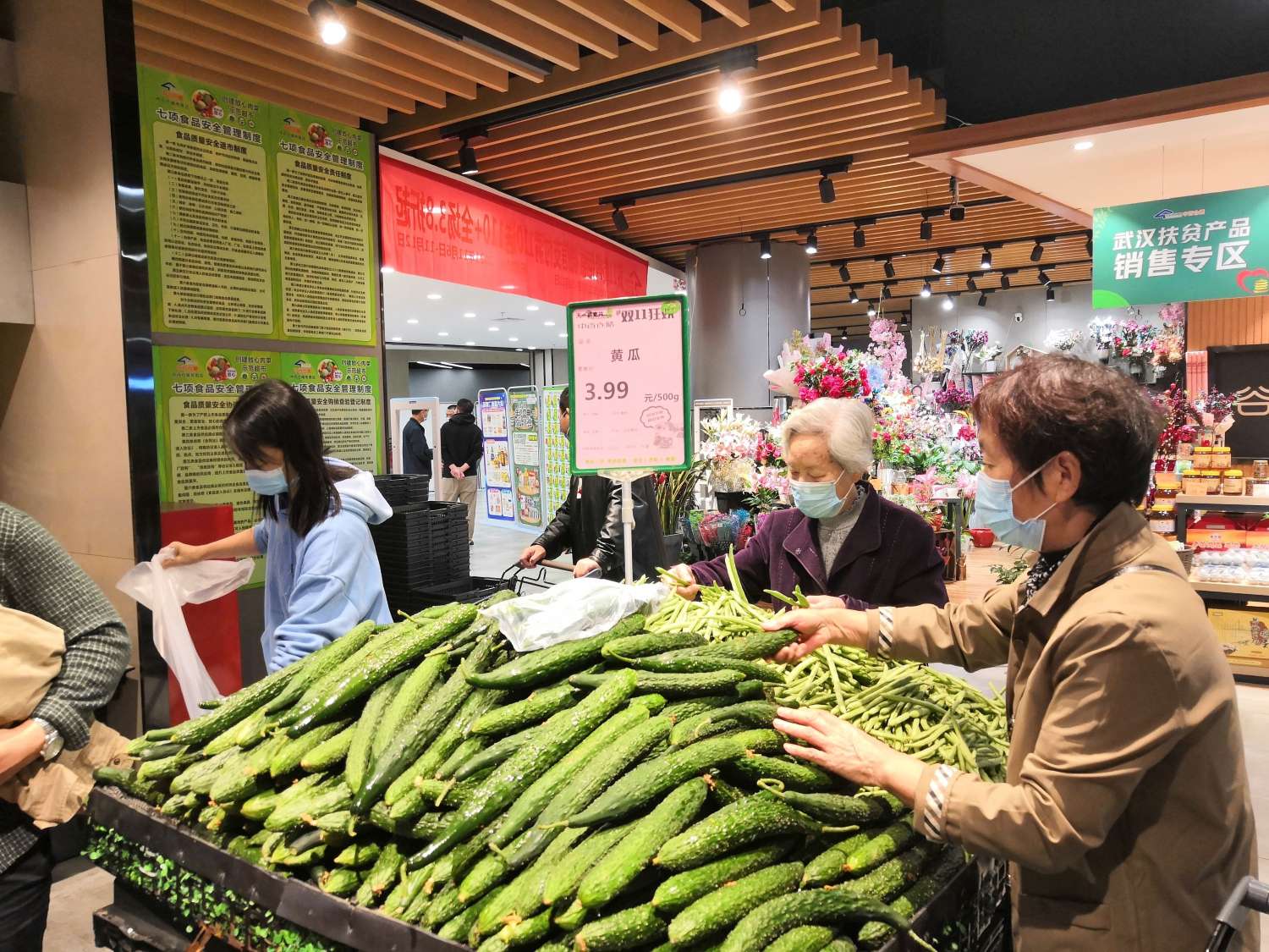 消费券核销叠加降价促销,武汉超市现场好热闹