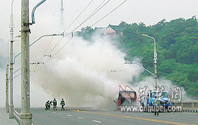 武汉2006年5月24日706公汽长江大桥上起火纪实转载