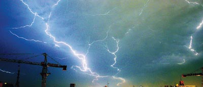 罕见雷雨冰雹夜袭武汉城区