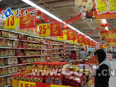 特别报道   (记者 吴慧) 距离鼠年新春越来越近了,武汉市各大超市卖场