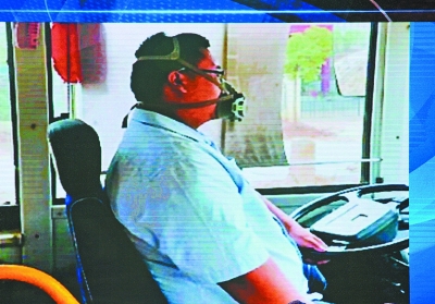 青王路尘土飞扬两次被电视问政点名 司机戴防毒面具开车