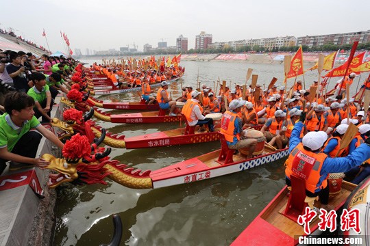 河南市周口市举办首届中华龙舟赛 为期三天