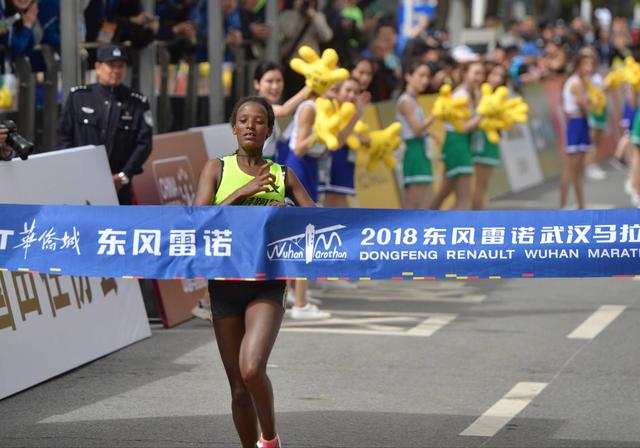 全马女子冠军是埃塞俄比亚25岁妈妈，第一次参加汉马