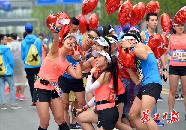2019汉马举行，24000名“江湖好汉”奔跑中打破多项纪录