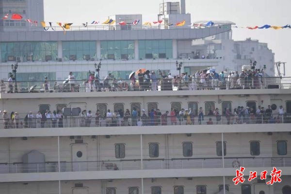 数百位市民代表受邀登上“知音号”观看渡江比赛