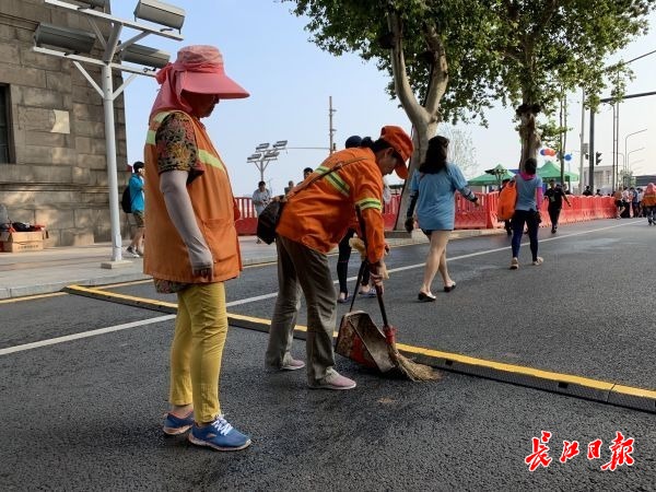 渡江节保障环卫工人：市民都很自觉，今年垃圾比往年少很多