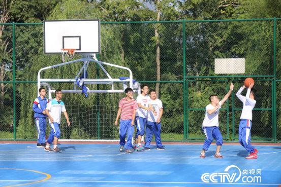 绥化一中的学生在篮球场上快乐地运动着