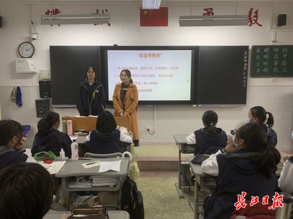 “小手拉大手”表演情景剧，学生家长同上“文明有我”主题班会