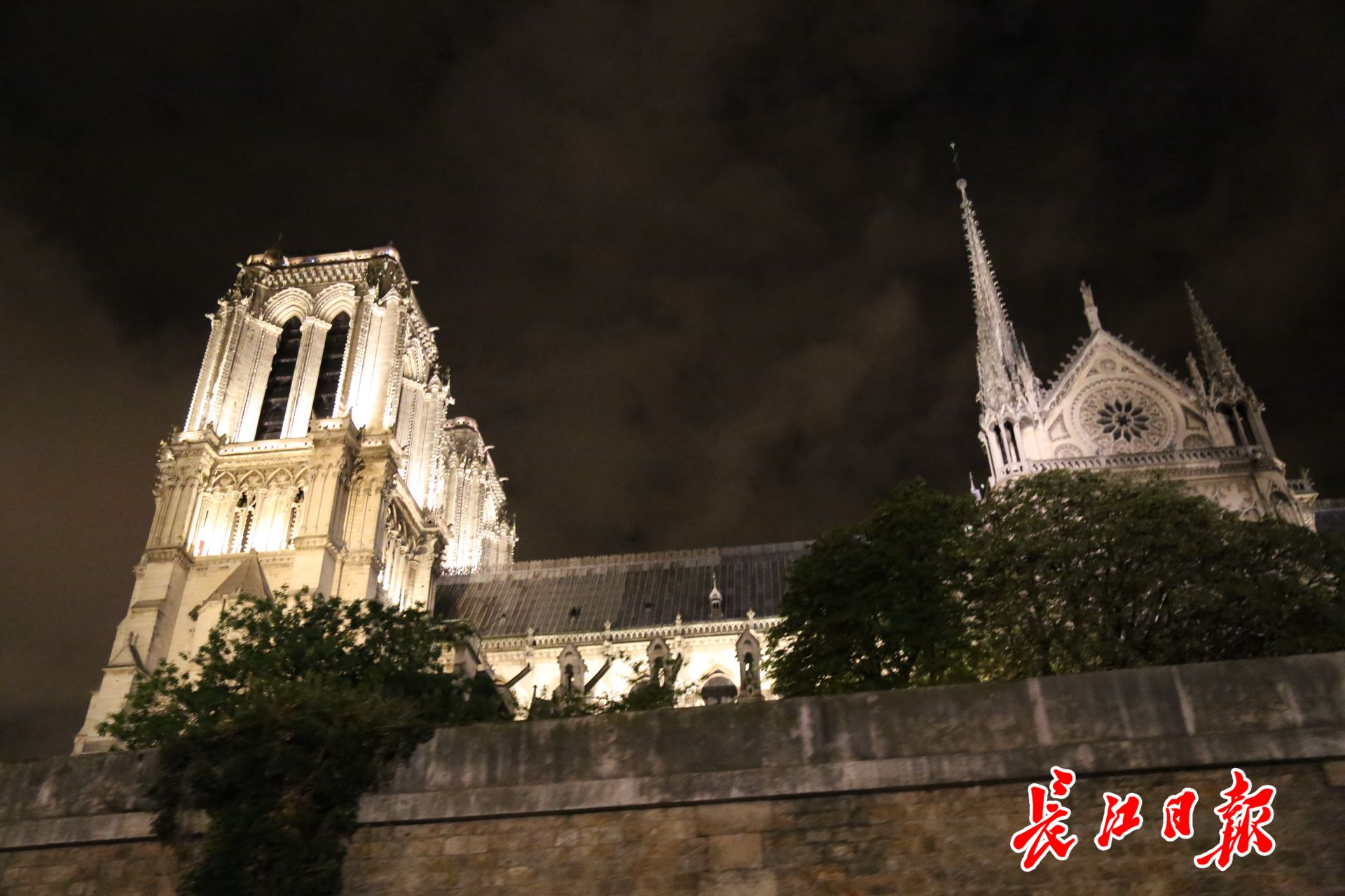 怀念那个漂亮的塔尖？来看长江日报记者镜头下的巴黎圣母院