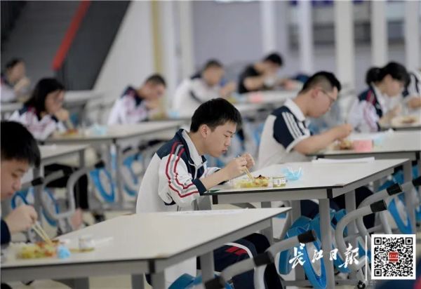 早安武汉｜探访武汉高三学子就餐：食堂变“考场”，餐桌标名字、吃饭不交谈