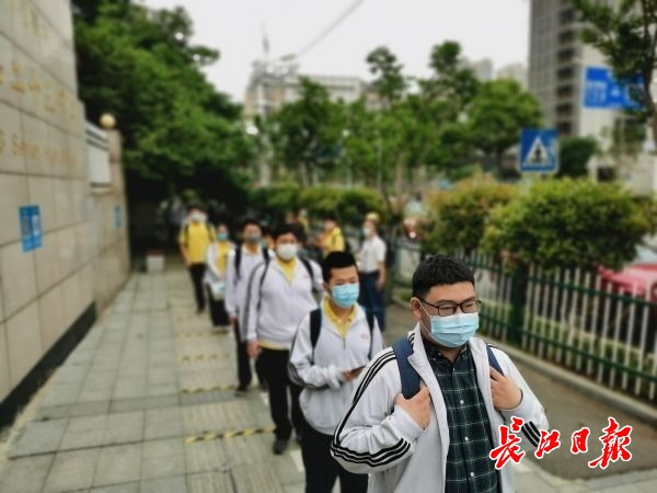 外媒关注武汉高三学生返校复课：城市逐步恢复常态