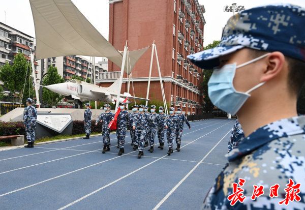 武汉六中高三师生举行升旗仪式 | 图集