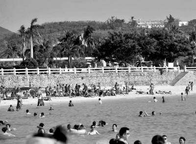 部分游客在三亚大东海沙滩上裸晒或裸泳2月5日摄。新华社发