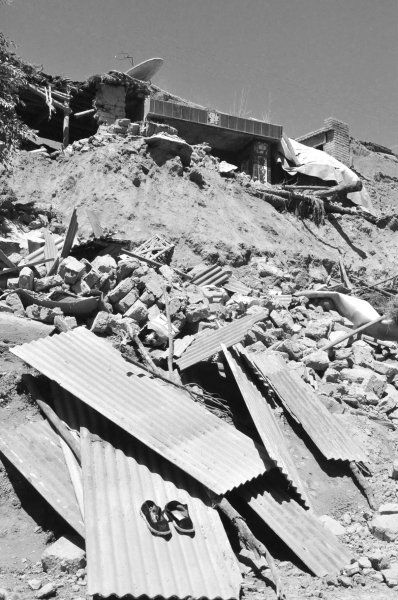 甘肃岷县地震灾民：房子像被抽空了筋骨散落下来