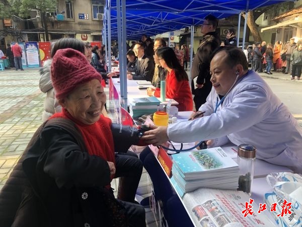 “民呼我应进社区”走进江汉，百万元高科技检测仪来到居民家门口