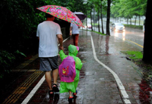 深圳受暴雨影响机场、铁路交通恢复运营