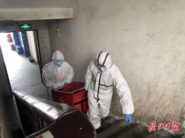 当“话务员”陪聊天,康复驿站有一群90后贴心“蓝朋友”