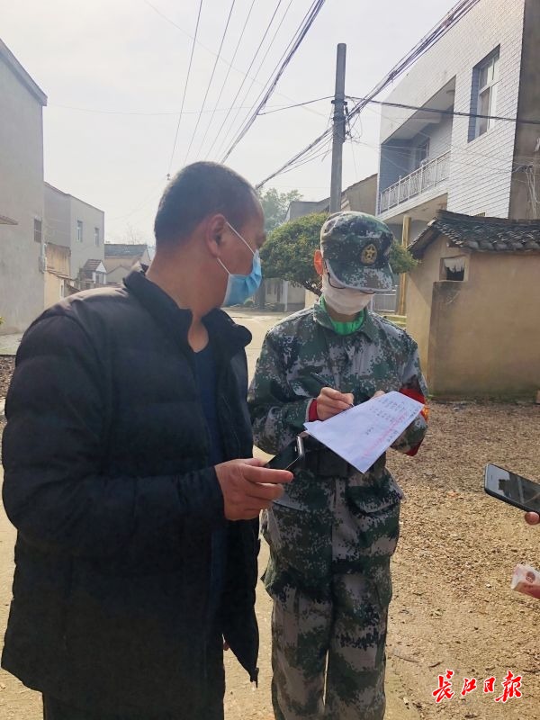 跑过马拉松的她给村民当“跑腿”,90后志愿者日行2万步