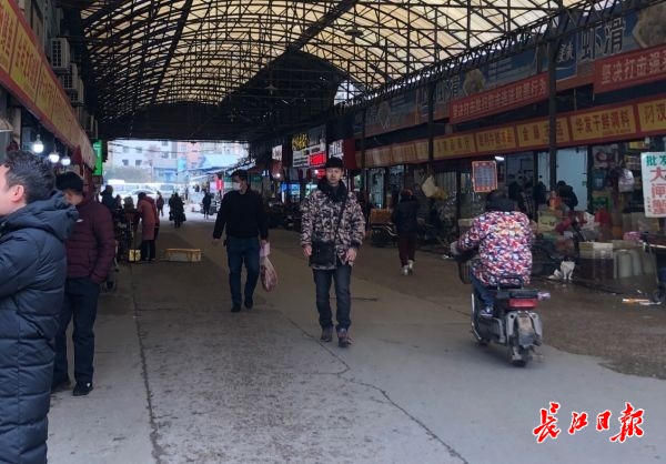 武汉华南海鲜市场秩序井然，部分商贩春节仍营业