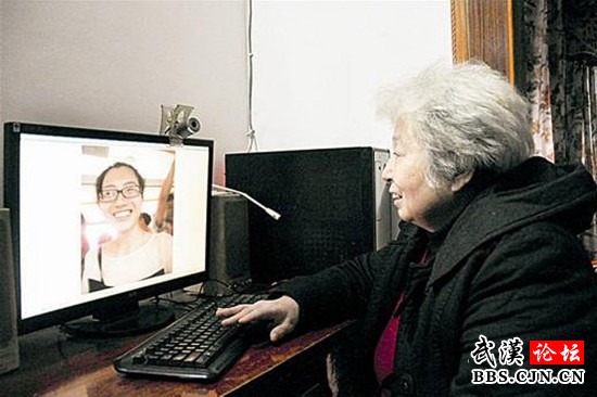 69岁婆婆拍下数十让座人笑脸