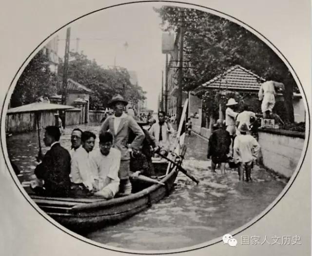 85年前武汉灾民曾在水深及腰的街上淡定买菜