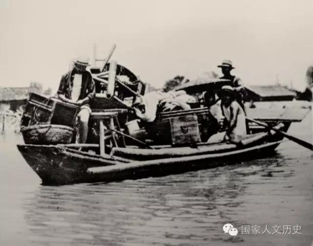 85年前武汉灾民曾在水深及腰的街上淡定买菜