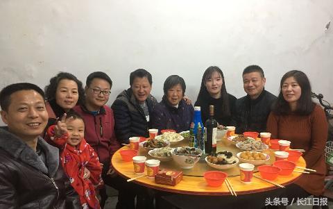 【大学生家庭幸福故事】海南团年饭上吃出了“武汉幸福”