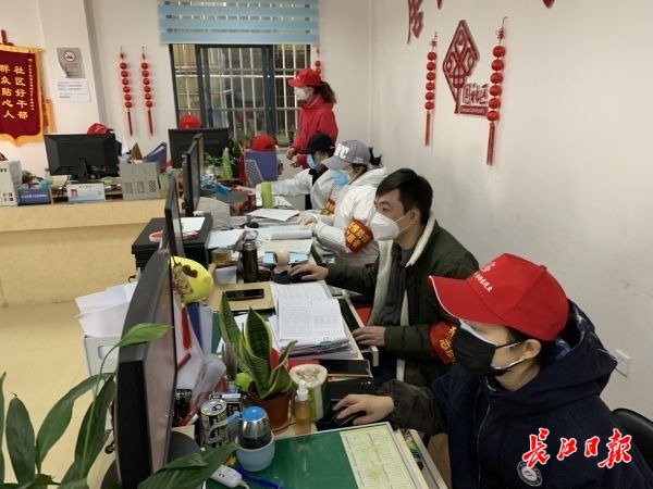 社区工作从病患转送变为物资保供,下沉党员:居民认可是最大鼓励