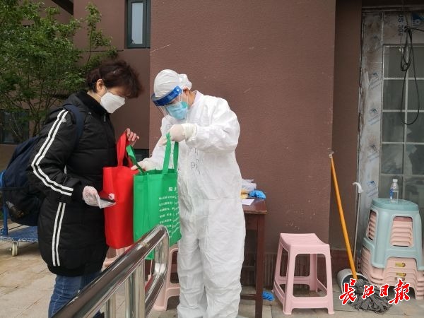 抗疫是医患共同的战争,这位护士长在康复驿站建起临时党小组