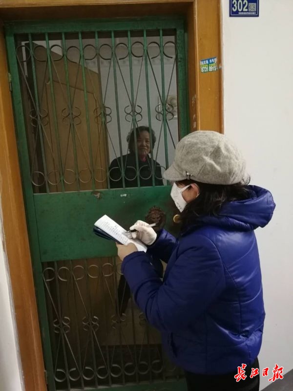 老人不会上网不懂团购,成为党员突击队“重点照护对象”