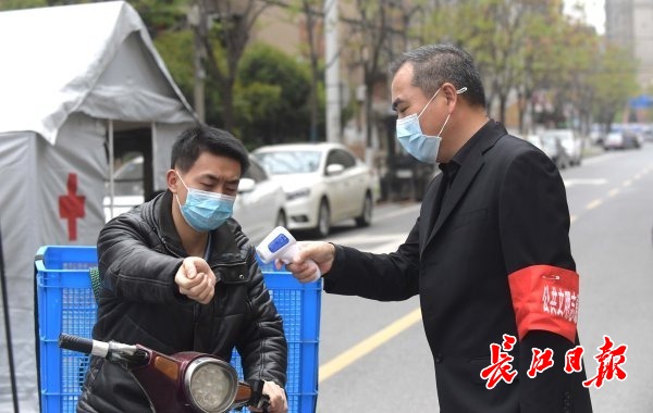 坚守社区,下沉党员加强巡查不放松