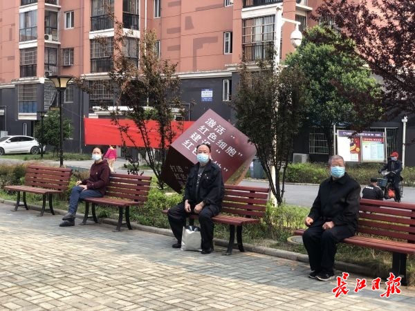 小区内80岁以上老人近四分之一,白玉山街北湖花园居民互助队为其申请健康码