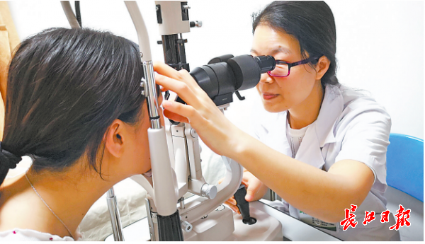 爱美女生嫁接假睫毛变兔子眼当心频繁用假睫毛眼睛容易发炎
