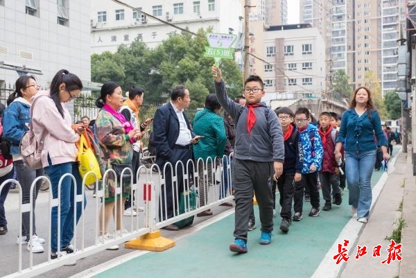 武汉这所小学设接孩子通道，校门口“人墙”不见了