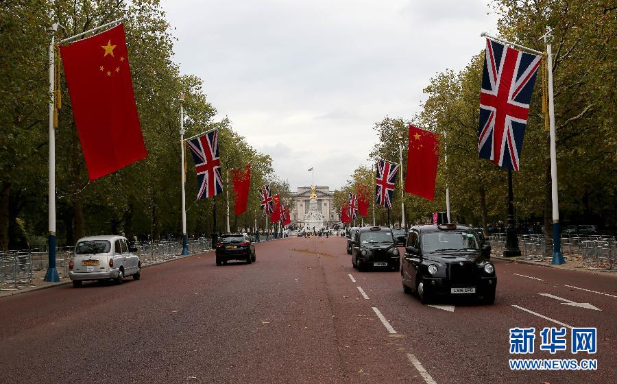 （国际·出访配合）（1）中英两国国旗悬挂在伦敦街头